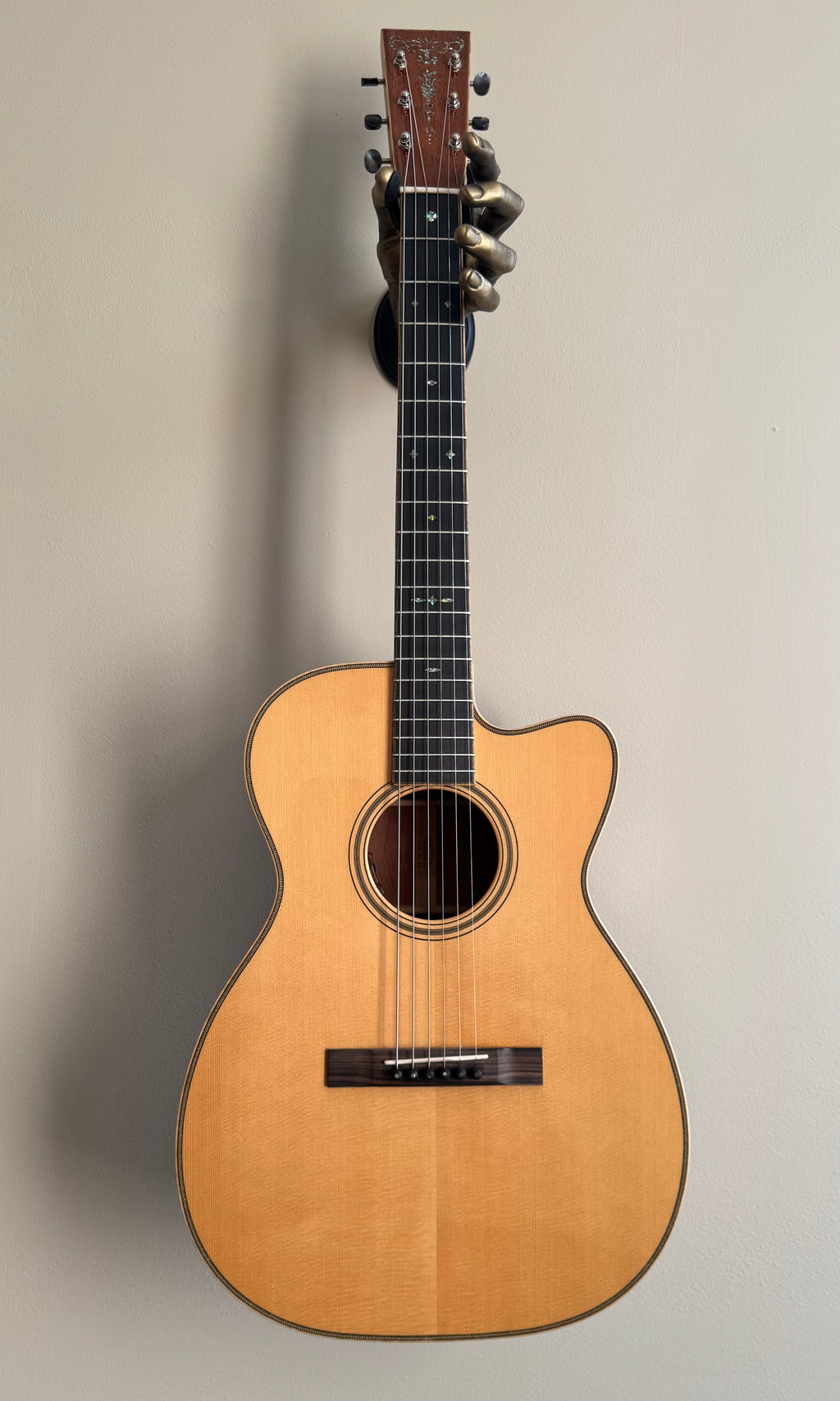 Martin Custom Shop 00-18V Cutaway – Premium Engelmann / Quilted Bubinga