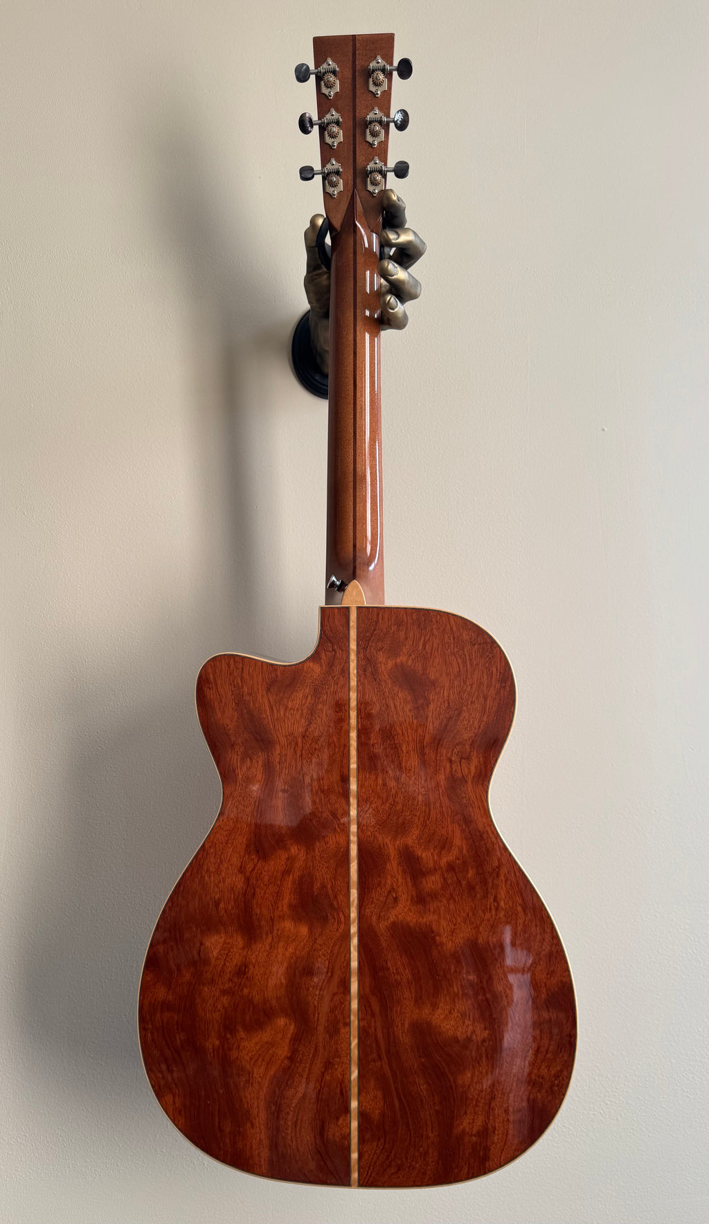 Martin Custom Shop 00-18V Cutaway – Premium Engelmann / Quilted Bubinga