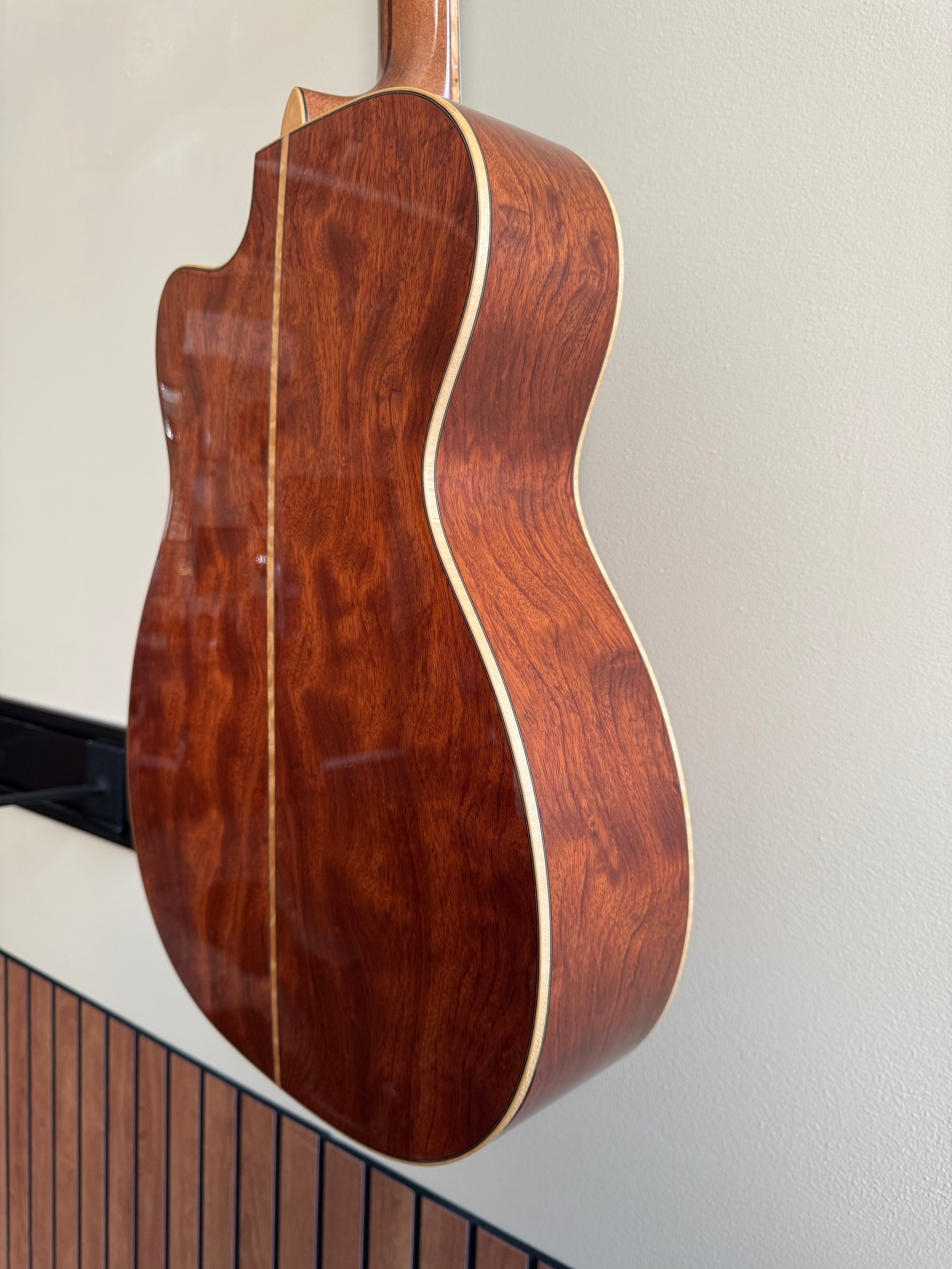 Martin Custom Shop 00-18V Cutaway – Premium Engelmann / Quilted Bubinga