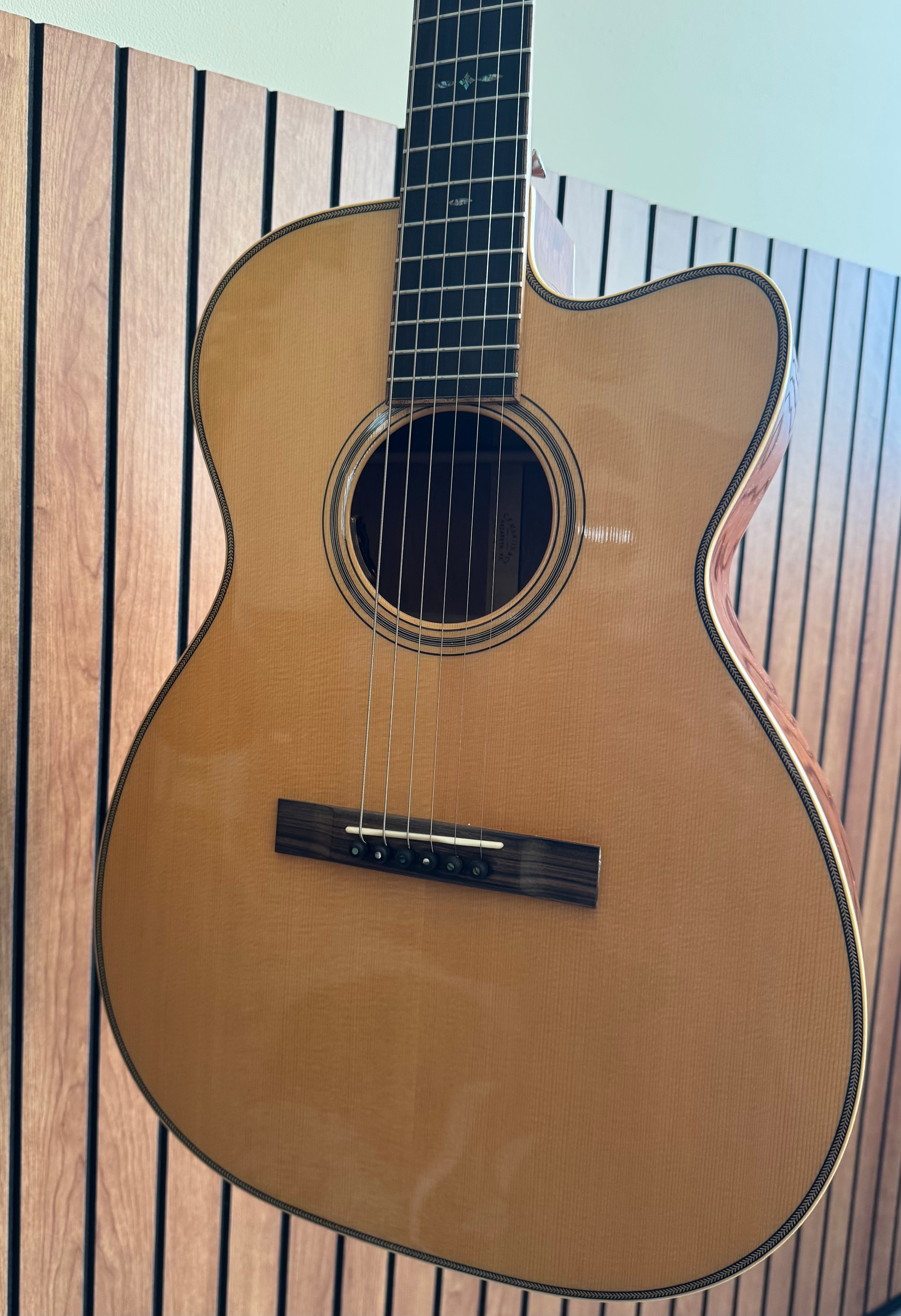 Martin Custom Shop 00-18V Cutaway – Premium Engelmann / Quilted Bubinga