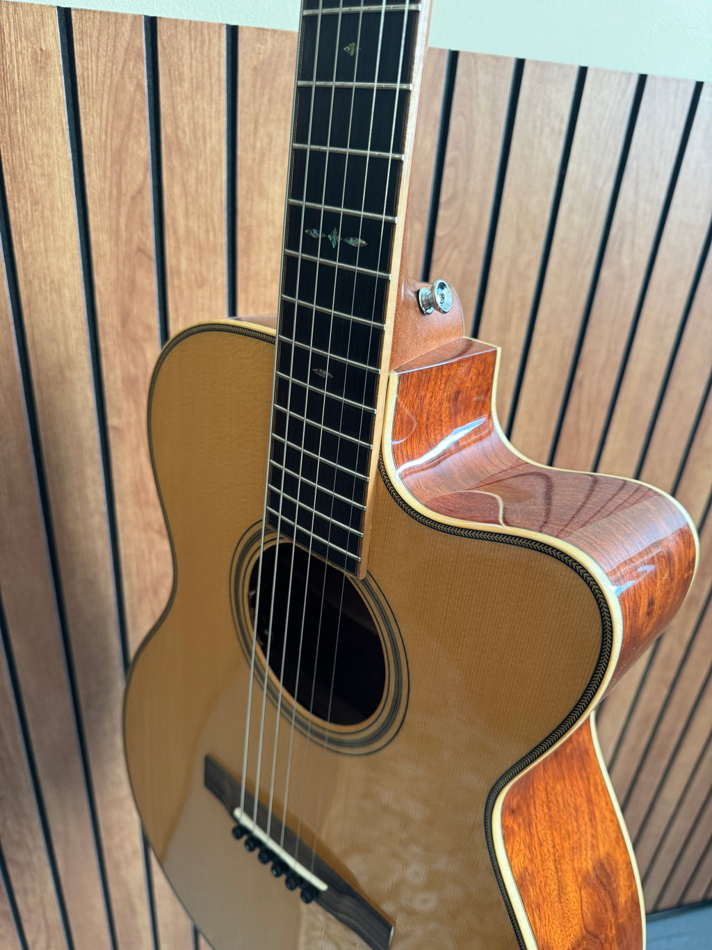 Martin Custom Shop 00-18V Cutaway – Premium Engelmann / Quilted Bubinga