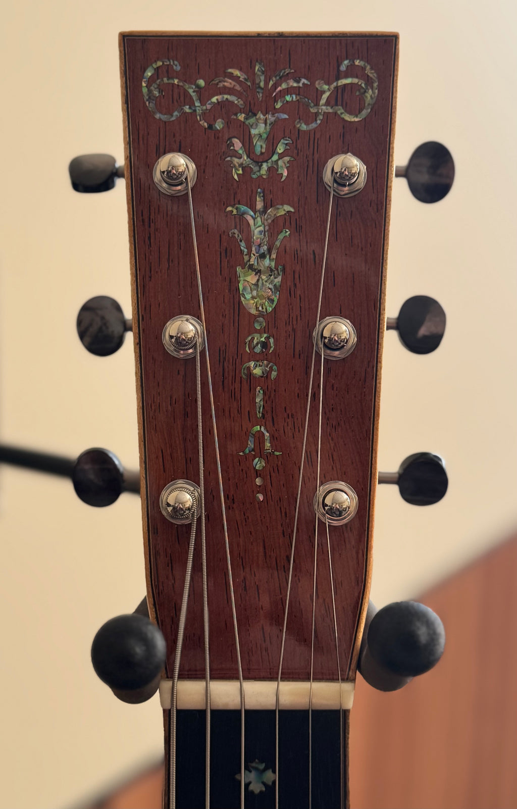 Martin Custom Shop 00-18V Cutaway – Premium Engelmann / Quilted Bubinga