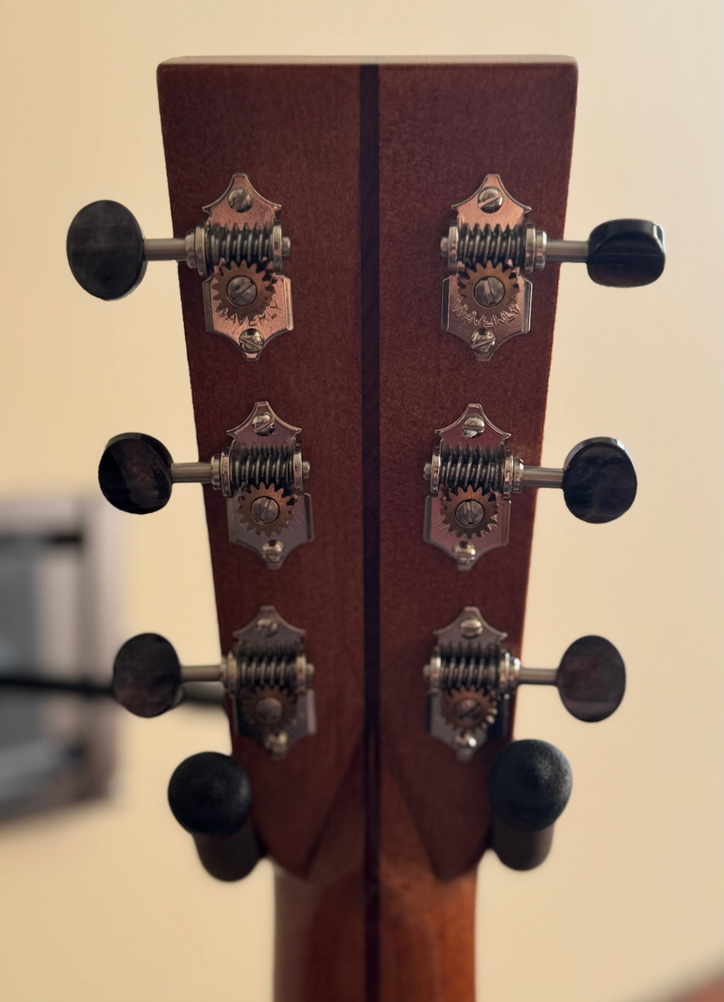 Martin Custom Shop 00-18V Cutaway – Premium Engelmann / Quilted Bubinga