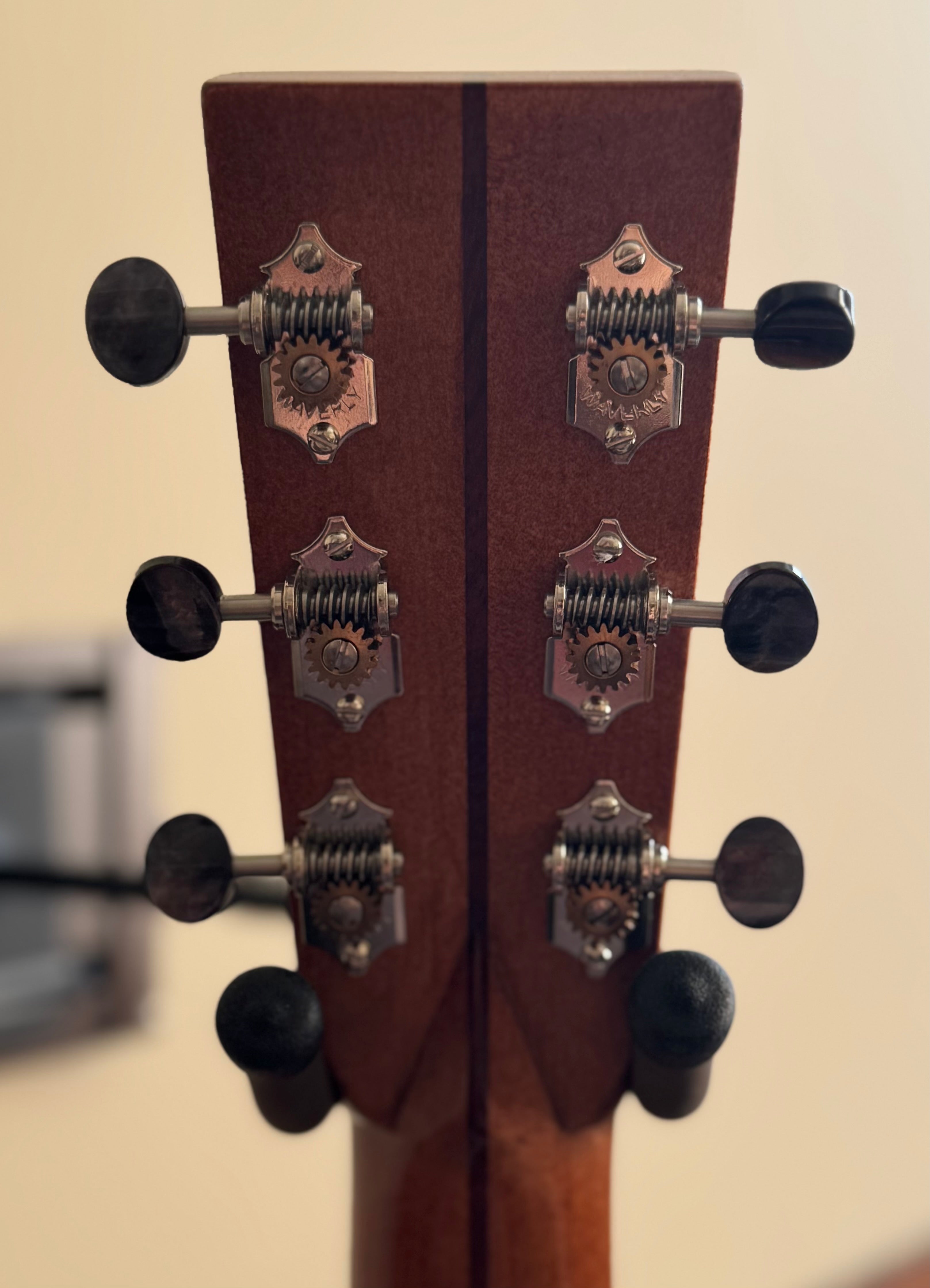 Martin Custom Shop 00-18V Cutaway – Premium Engelmann / Quilted Bubinga