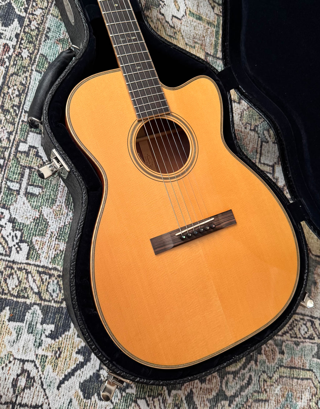 Martin Custom Shop 00-18V Cutaway – Premium Engelmann / Quilted Bubinga
